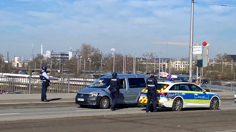 Grosseinsatz Polizei Mannheim - Kontrolle Adenauerbrücke