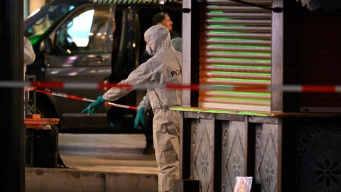 Beamte der Spurensicherung untersuchen den Tatort in der Innenstadt. Nach einem Vorfall mit einem Auto in der Mannheimer Innenstadt mit mindestens zwei Toten und mehreren Verletzten ist der mutmaßliche Fahrer nach Polizeiangaben festgenommen worden