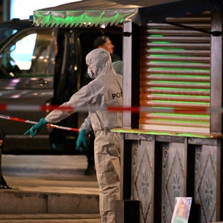Beamte der Spurensicherung untersuchen den Tatort in der Innenstadt. Nach einem Vorfall mit einem Auto in der Mannheimer Innenstadt mit mindestens zwei Toten und mehreren Verletzten ist der mutmaßliche Fahrer nach Polizeiangaben festgenommen worden