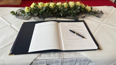 Im Mannheimer Rathaus liegt ein Kondolenzbuch aus.