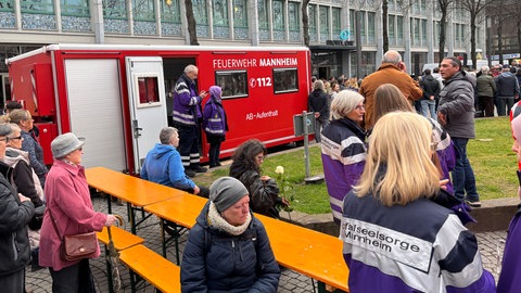 Ein roter Container von der Feuerwehr steht auf dem Mannheimer Paradeplatz.
