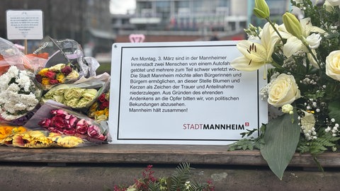 Am Paradeplatz wurde eine Gedenktafel für die Opfer aufgestellt.