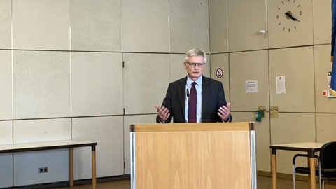 MVV-Chef Georg Müller am Rednerpult im Mannheimer Gemeinderat