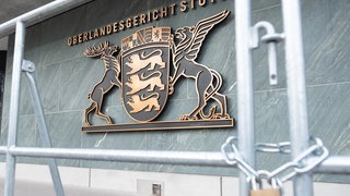 Wappen des Landes Baden-Württemberg am Eingang eines Gebäudes des Oberlandesgerichts Stuttgart in Stuttgart-Stammheim.