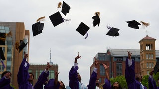 Studierende feiern ihren Abschluss in den USA