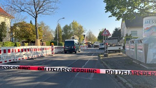 Abgesperrte Straße am Badener Platz in Seckenheim nach dem Fund einer Weltkriegsbombe