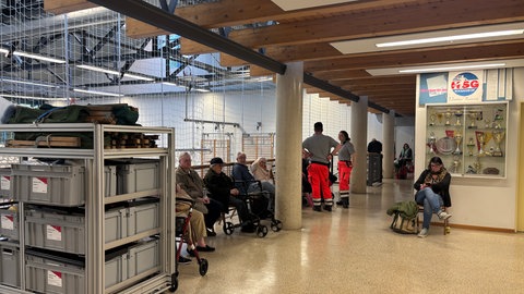 Menschen in Richard-Möll-Halle aus evakuierten Häusern in Seckenheim