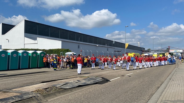 Ehemaliges Marine-U-Boot U17 kurz vor Zieleinfahrt ins Museum in Sinsheim (Rhein-Neckar-Kreis): Viele Zuschauende verfolgen am Sonntag die letzte Etappe der langen Reise.