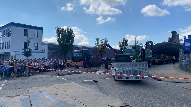 Ehemaliges Marine-U-Boot U17 kurz vor Zieleinfahrt ins Museum in Sinsheim (Rhein-Neckar-Kreis): Viele Zuschauende verfolgen am Sonntag die letzte Etappe der langen Reise.