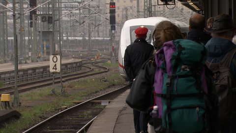 Pendler warten auf ihren Zug