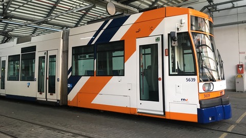 Eine Straßenbahn der Rhein-Neckar-Verkehr GmbH (rnv) fährt aus dem Betriebshof in Mannheim heraus.