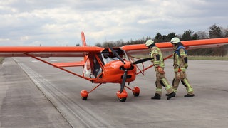 Ultraleichtflugzeug mit zerstörter Frontscheibe auf Landebahn in Heidelberg