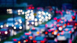 Berufspendler fahren mit ihren Autos über die Zoobrücke nach Köln. Durch die täglichen Staus auf den Straßen Düsseldorfs haben Pendler vergangenes Jahr 70 Stunden auf dem Weg zur Arbeit verloren. Somit belegt die Landeshauptstadt Platz drei einer Städteauflistung, die aus einer am Montag veröffentlichten Analyse des Verkehrsdatenanbieters Inrix hervorgeht. In den Top Ten stand zudem noch Köln auf Platz sieben mit 50 Stunden verlorene Zeit durch Stau. Der Zeitverlust wurde jeweils im Vergleich zur Fahrtdauer bei freier Straße ermittelt.