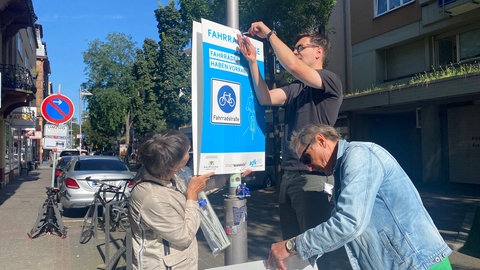 Aktion von Stadt und ADFC: Neue Plakate in der Mannheimer Innenstadt sollen Straßen für Fahrradfahrer sicherer machen.