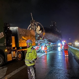 Das ausgemusterte U-Boot U17 wird auf seinem Weg ins Technik-Museum Sinsheim (Rhein-Neckar-Kreis) in der Nacht zu Sonntag über die gesperrte A6 transportiert. 