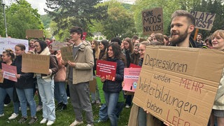 Demonstranten fordern in Heidelberg bessere Bedingungen für die Psychotherapie-Ausbildung
