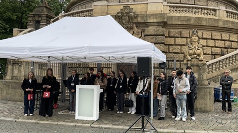 Gruppe vor Wasserturm 