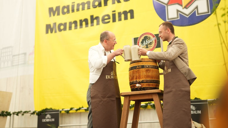 Fassanstich auf dem Maimarkt 2025 mit Mannheims Oberbürgermeister Christian Specht (CDU, l.) 
