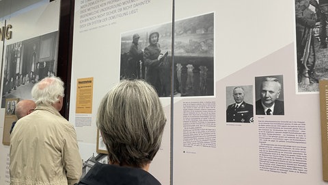 Menschen vor einem Bild von Marlene Dietrich 