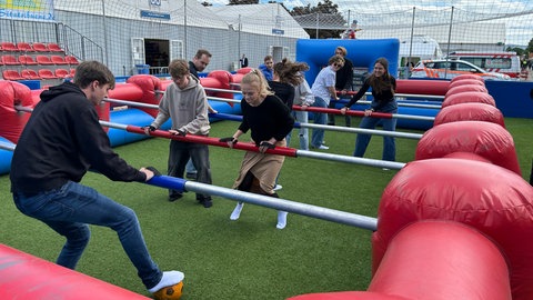 Ein "menschlicher Tischkicker" auf dem Mannheimer Maimarkt.