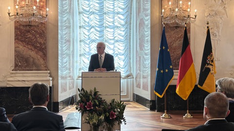 Ministerpräsident Winfried Kretschmann spricht bei der Verleihung des Landesverdienstordens in Mannheim