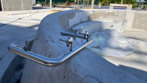 Geländer auf Baustelle in Freizeitbad Miramar in Weinheim