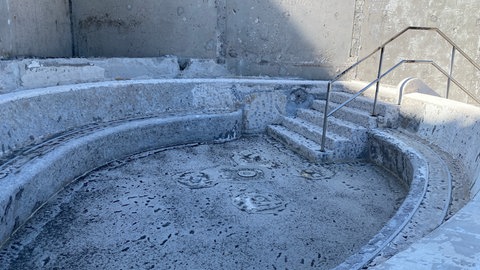 Leeres Becken im Rohzustand im Außen-Bereich der Therme des Miramar in Weinheim