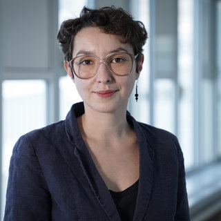 Melanie Holstein schaut in die Kamera und lächelt, sie ist multimediale Reporterin im SWR Studio Mannheim.