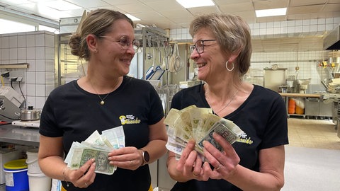 Die Chefinnen von Schneiders Backstube mit den eingenommenen D-Mark-Scheinen