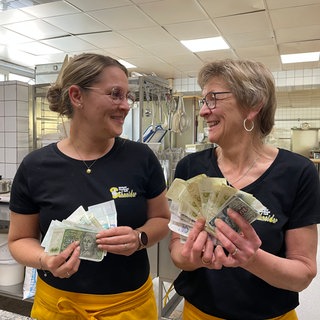 Die Chefinnen von Schneiders Backstube mit den eingenommenen D-Mark-Scheinen