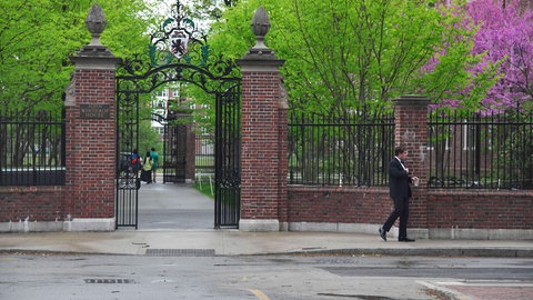 Ein Gebäude auf dem Harvard-Campus in Cambridge, Massachusetts in den USA