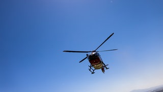 Rettungshubschrauber vor blauem Himmel (Symbolbild)