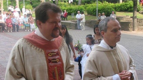 Papst Leo XIV. (rechts im Bild) - 2004 in Walldürn zur Frohnleichnam-Wallfahrt