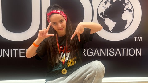 Aurelia de Maio aus Mannheim posiert vor ihrer Urkunde mit dem ersten Platz. Sie ist deutsche Meisterin im Hip-Hop-Tanzen 2025.