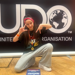 Aurelia de Maio aus Mannheim posiert vor ihrer Urkunde mit dem ersten Platz. Sie ist deutsche Meisterin im Hip-Hop-Tanzen 2025.