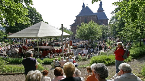 Gläubige vor der Wallfahrts-Basilika in Walldürn