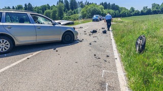 Unfall zwischen Auto und Motorrad auf einer Straße bei Epfenbach