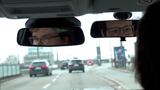 Zwei Frauen im Auto im Rückspiegel