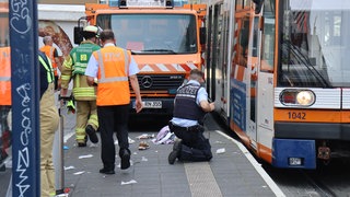 Polizei, Feuerwehr und Rettungskräfte am Freitag am Mannheimer Marktplatz