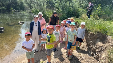 Eine Gruppe des Evangelischen Kindergartens "Kunterbunt" in Heidelberg-Wieblingen hat die Flaschenpost im Neckar aufgegeben.