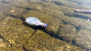 Fährfrau Martina Kreutzer findet Flaschenpost an ihrer Fähre in Edingen Neckarhausen