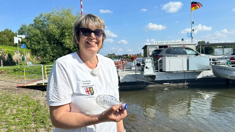 Fährfrau Martina Kreutzer findet Flaschenpost an ihrer Fähre in Edingen-Neckarhausen