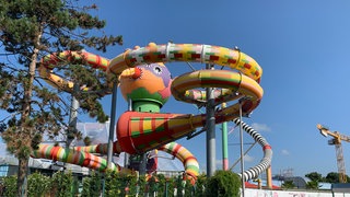 Die Rutschen des Miramar in Weinheim von außen.