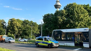 Auto steht auf Gleisen in Mannheim