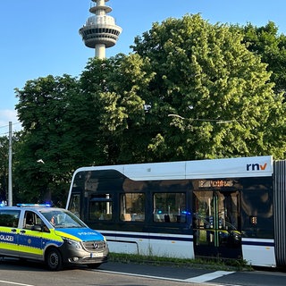 Auto steht auf Gleisen in Mannheim