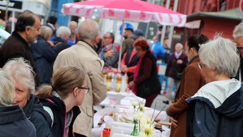 Besucherinnen und Besucher bei der letzten Meile der Religionen 2019