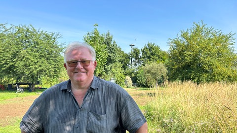 Horst Blass hat ein selbstgebautes Strochennest mit Nestkamera in seinem Garten in Mannheim-Wallstadt.  