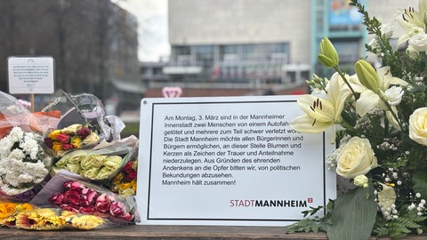Gedenktafel der Stadt nach der Amokfahrt in Mannheim am Rosenmontag 2025
