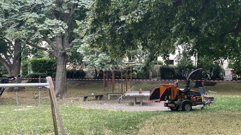 Abgesperrter Spielplatz im Innenhof eines Gebäudekomplexes in Heidelberg