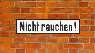 Auf einem Schild steht "Nicht Rauchen!". 